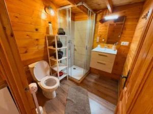 Eigenes Bad der Hütte Drago mit Dusche