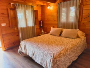 Doppelbett der Hütte Drago am Fenster