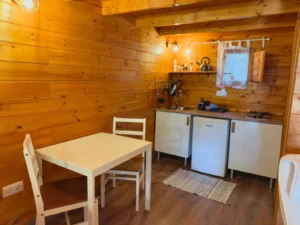 Küchenzeile der Holzhütte Drago mit Tisch für zwei