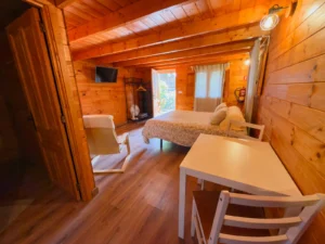 Holzinnenraum der Hütte Drago vom Eingang aus