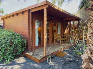 La cabane Tabaiba de côté avec son porche au soleil