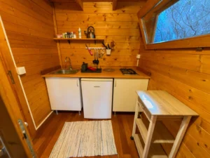 Cuisine de la cabane Tabaiba avec plaques, réfrigérateur et fenêtre