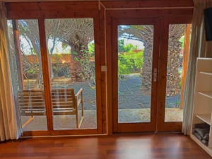 Baies vitrées avec vue sur le jardin et les palmiers