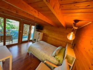 Chambre avec suspension à lumière chaude et baies vitrées