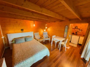Intérieur de Tabaiba : lit double, fauteuils et cuisine