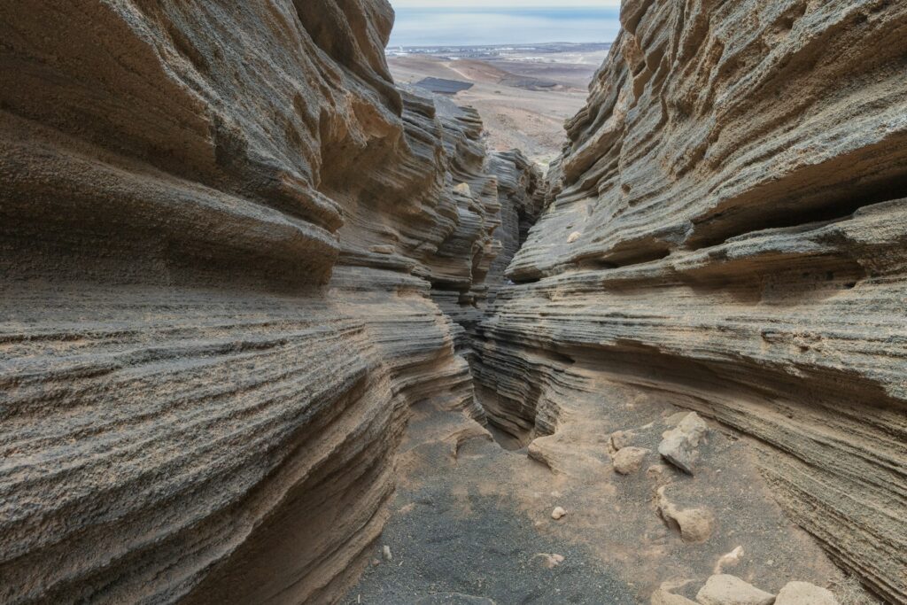 Paredes de capas de roca volcánica en Las Grietas, Lanzarote