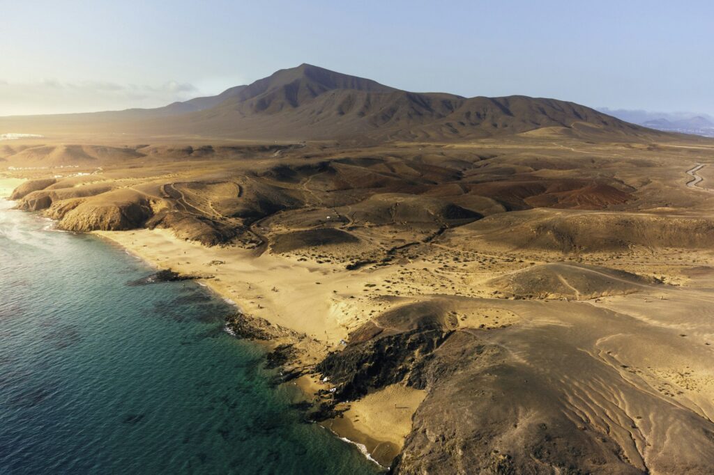 Playas de Papagayo y la montaña de Los Ajaches desde el aire, en el sur de Lanzarote