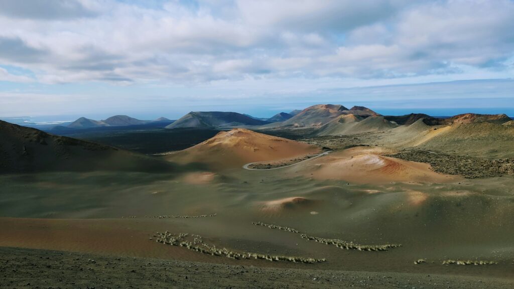 Volcanes de Timanfaya con una fila de camellos, Lanzarote
